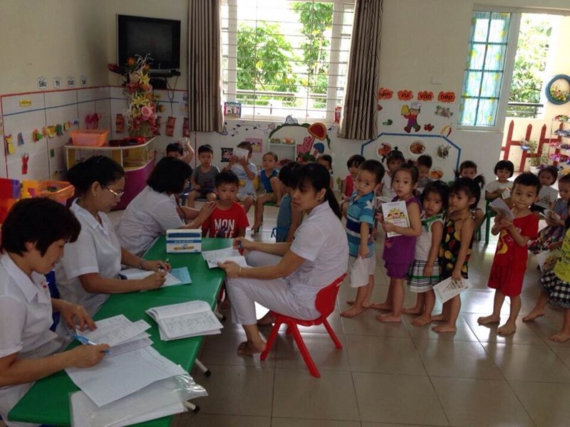 Trường mầm non Sơn Ca phối hợp với các bác sĩ Trung Tâm y tế Quận Long Biên tổ chức khám sức khỏe lần I cho trẻ.